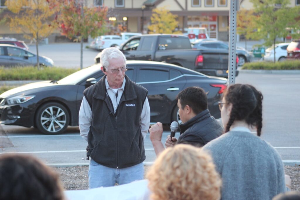 Dairy farmworker Jesús speaks to a Hannaford representative